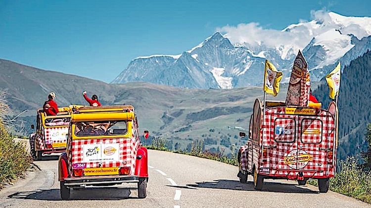 LE TOUR - Les mythiques 2 CV Cochonou made in Tyrosse et bichonnées ici